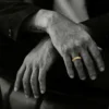 Anillo de banda CH Plus de oro de 22 quilates Anillo de banda CH Plus de oro de 22 quilates