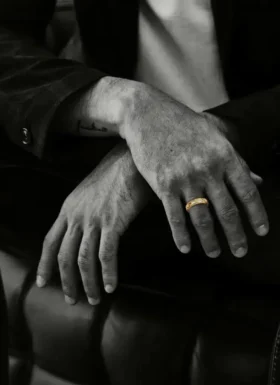 Anillo de banda CH Plus de oro de 22 quilates