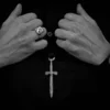 Anillo de cóctel con cruz de mariposa