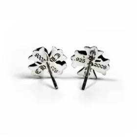 Pendientes con el logotipo de CH Plus y tachuelas Pendientes con el logotipo de CH Plus y tachuelas