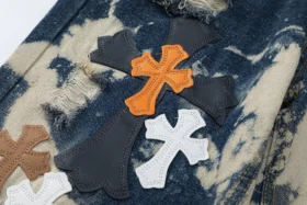 Vaqueros Chrome Hearts con cruz multicolor teñidos al estilo tie-dye