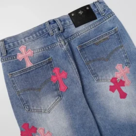 Vaqueros con logo de cruz rosa de Chrome Hearts